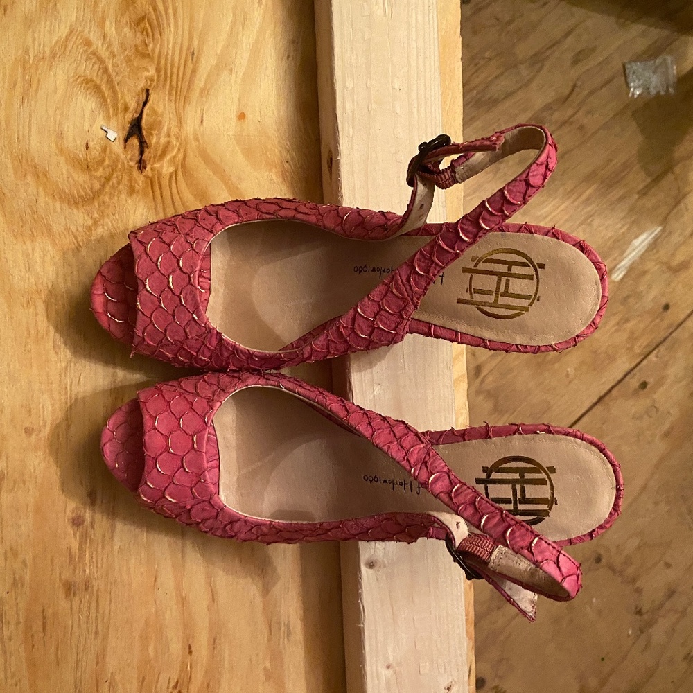 LADIES PINK L;EATHER HEELS HOUSE OF HARLOW BRAND